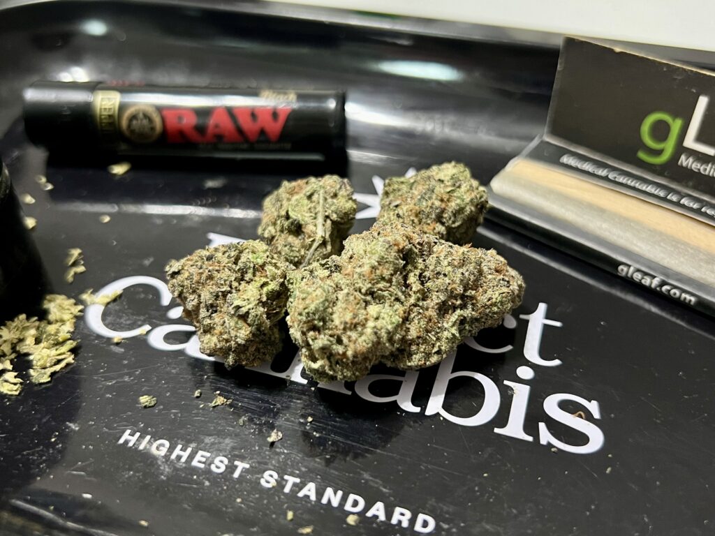 Cannabis buds on rolling tray with RAW papers