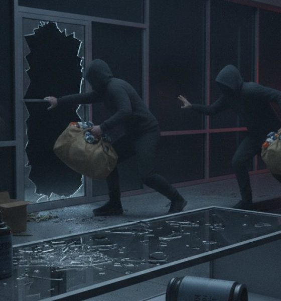 Two masked burglars flee through shattered storefront window — despachos condado de Escambia
