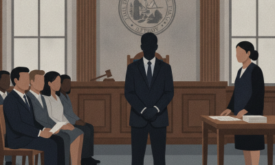 A courtroom scene with a jury, a defendant in a suit, and a lawyer presenting evidence, — condena por armas en Tallahassee